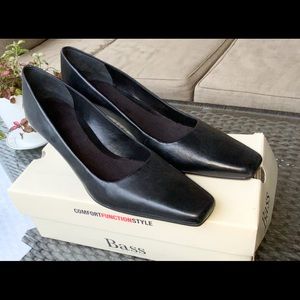Bass-Allison black leather size 11 heels